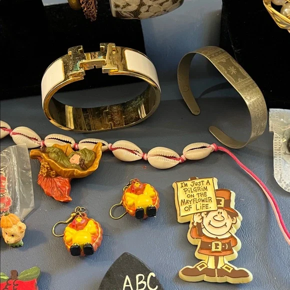 All wearable vintage to now jewelry lot, 0228A - Picture 5 of 15